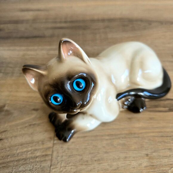 Vintage ceramic Siamese kitten/cat figurine with blue glass eyes. Korea. - Picture 2 of 7